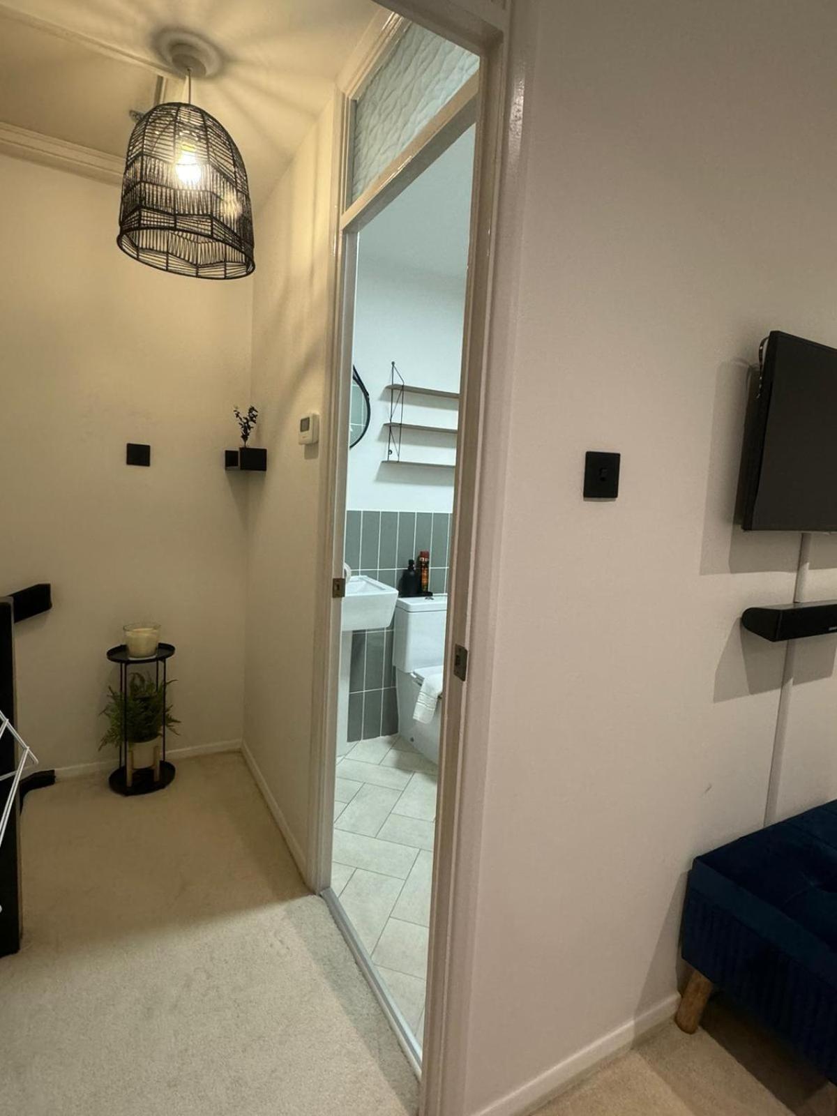 Modern 1 Bedroom House In Apartment