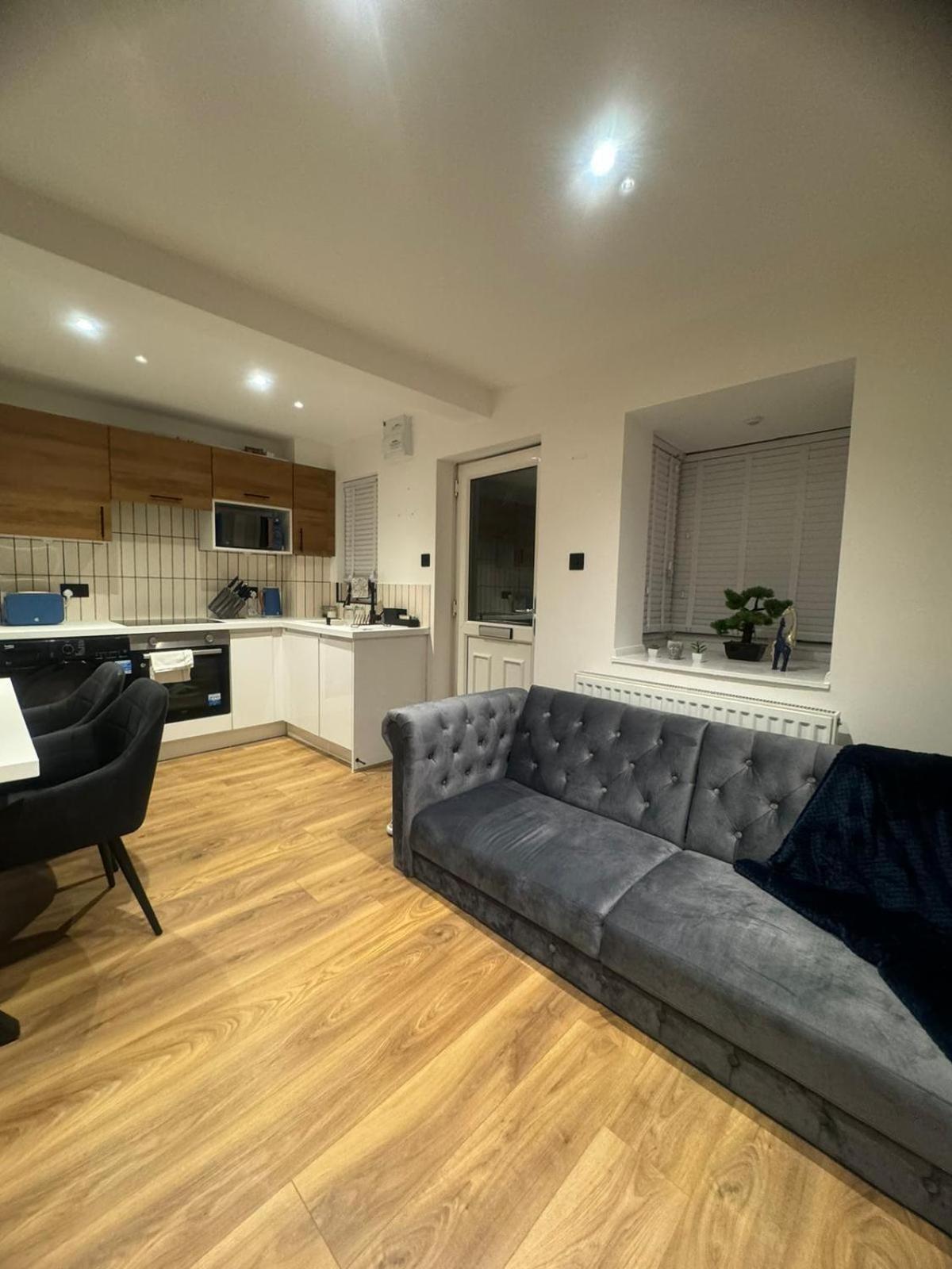 Apartment Modern 1 Bedroom House In *