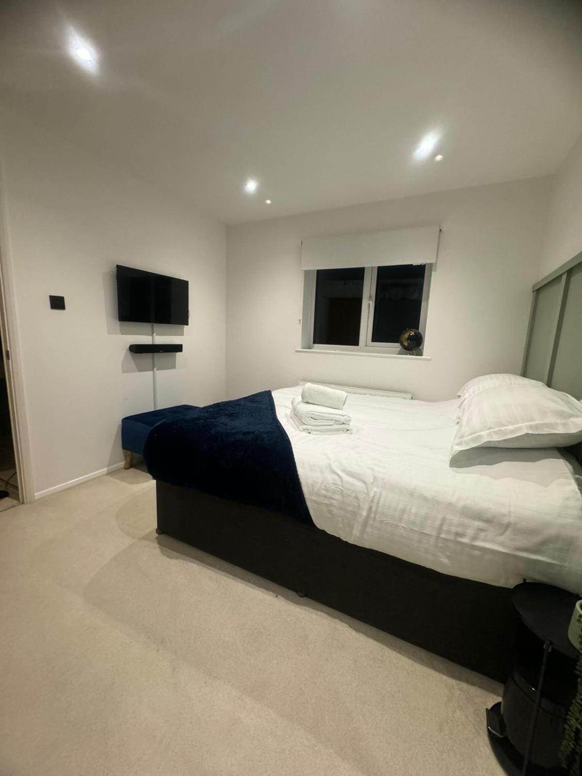 Modern 1 Bedroom House In Apartment *