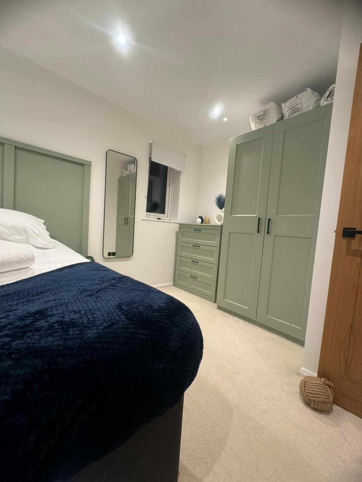 Modern 1 Bedroom House In Apartment